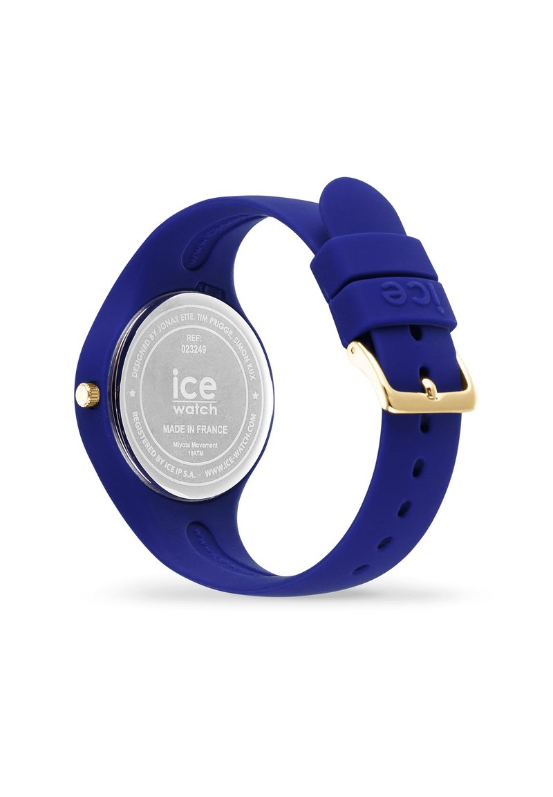 Reloj de silicona azul con caja redonda, hardware dorado en la hebilla y un fondo de acero inoxidable marcado con detalles. Resistente al agua hasta 10 ATM.