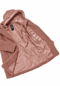 Różowy teksturowany płaszcz z puszystą powierzchnią i satynowym wnętrzem. Posiada kaptur i miękką podszewkę, prezentując nowoczesny design.