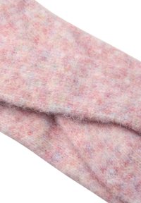 Tessuto di lana rosa chiaro con una consistenza morbida e pelosa, arricchito da sfumature multicolori di toni pastello, piegato ordinatamente per mettere in mostra il suo spessore.