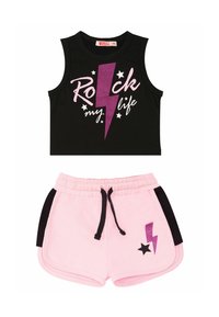 Top corto senza maniche nero con un fulmine rosa glitterato e testo; pantaloni corti rosa con dettagli neri ai lati e stampa di stelle. Design in tessuto morbido.