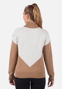 Maglione lavorato a maglia con colletto alto a coste, caratterizzato da un design a blocchi di colore in crema e beige, con polsini e orlo a coste. Vista posteriore mostrata.