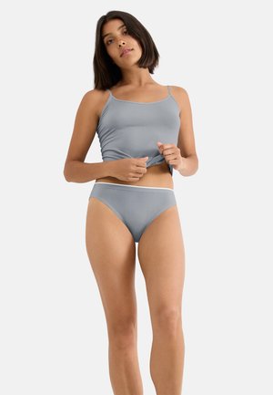 Débardeur en tissu doux gris avec bretelles fines, assorti à une culotte taille haute avec une ceinture élastique blanche. Texture lisse.