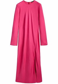 Robe à manches longues en tissu rose vif, dotée d'un col rond et d'une fente sur le côté pour plus de liberté de mouvement. Texture lisse avec un design minimaliste.