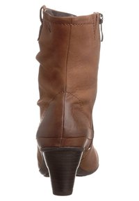 Botín marrón de cuero con diseño ligeramente arrugado, tacón alto y cremallera trasera. Textura lisa con detalles de costuras sutiles.