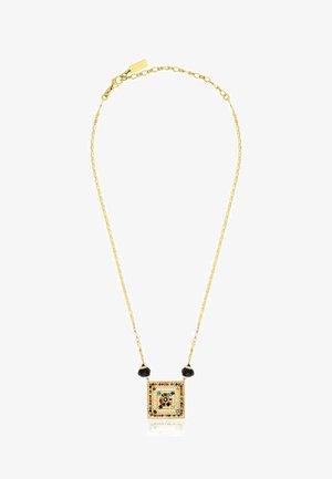 Collier chaîne en or avec pendentif carré orné de pierres précieuses multicolores et deux perles noires de chaque côté du pendentif.