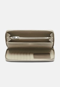 Cartera de cuero beige, cierre con cremallera, múltiples ranuras para tarjetas, un compartimento con cremallera, textura suave, diseño minimalista, sin marcas visibles.