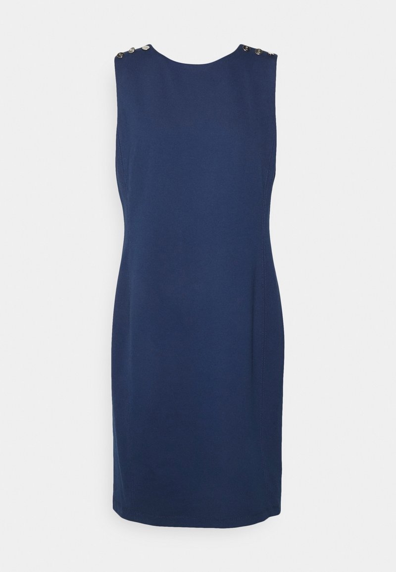 Vestido sin mangas de color azul marino hecho de una tela suave, con botones plateados decorativos en los hombros y una silueta recta.