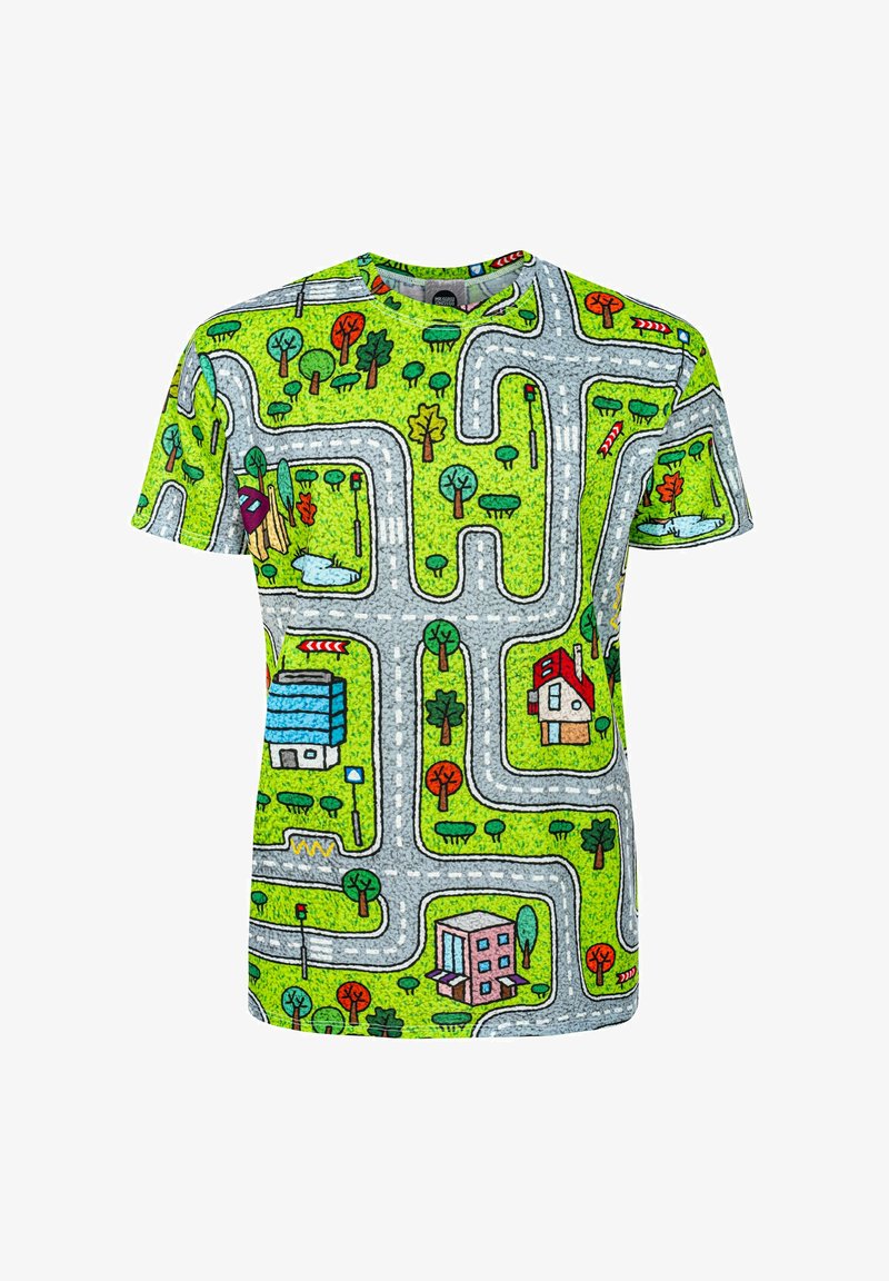 Tričko s krátkým rukávem s jasně zeleným pozadím a designem silniční mapy, která zahrnuje stromy, domy a vodní prvky v různých barvách.
