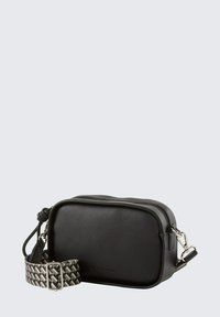 Schwarze Leder-Crossbody-Tasche mit Reißverschluss, ausgestattet mit einem gemusterten verstellbaren Riemen und silbernen Hardware-Akzenten.