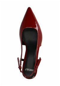 Escarpin pointu en cuir verni rouge avec une bride de cheville, présentant une doublure intérieure noire et une silhouette élégante.
