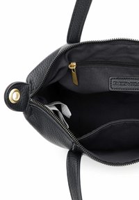 Czarna skórzana torebka z teksturowaną powierzchnią, złotymi elementami ozdobnymi i wewnętrzną kieszenią na zamek. Wyściełana ciemną tkaniną.