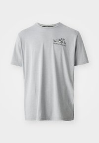 T-shirt en coton gris avec un col rond, des manches courtes et un imprimé graphique d'un camion avec le texte "Nous le soulevons tous, grands et petits."