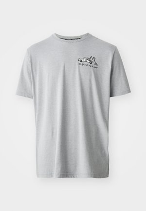 Grijze katoenen t-shirt met een ronde hals, korte mouwen en een grafische print van een vrachtwagen met de tekst "We tillen alles op, groot en klein."