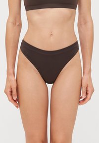 Bruine geribbelde bikini onderkant met een hoge snit en een zachte tailleband. Glad textuur en minimalistische stijl, geschikt voor zwemkleding.