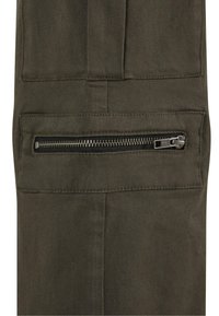 Pantaloni cargo verde oliva scuro con tasca con zip. Realizzati in materiale resistente, presentano dettagli di cucitura e una finitura testurizzata.