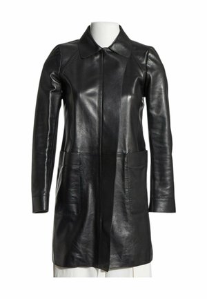 Abrigo largo de cuero negro con mangas largas, cuello puntiagudo y bolsillos de parche delanteros en un torso de maniquí blanco.