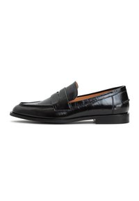 Schwarze Lederloafers mit strukturiertem Finish, ausgestattet mit einem breiten Riemen über dem Spann und einem tiefen, gestapelten Absatz.