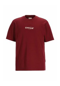 Bordo trumpas rankovės marškinėliai, pagaminti iš medvilnės, su baltu spausdintu logotipu "CHASIN'" priekyje, apvaliu iškirpimu ir tiesia kirpimo forma.