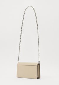 Borsa a mano in pelle beige con forma rettangolare e finitura texturizzata. Presenta una tracolla in catena argentata e accessori metallici sui lati.