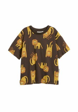 Bruine T-shirt met korte mouwen met herhaalde gele leeuwenillustraties en de zin "Magic is in you" gedrukt in oranje tekst.