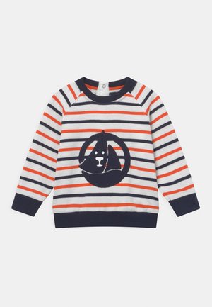 Stribet pullover i røde, marineblå og hvide nuancer; har en marineblå bjørn-applikation inden for et cirkulært design; ribbede manchetter og halsudskæring.