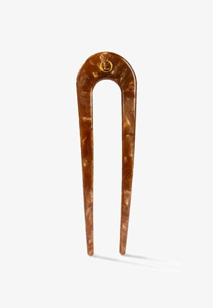 Hårnål med U-formad design, tillverkad av marmorerad brun akryl. Har en gyllene "L"-logotyp överst och en jämn, glansig yta.