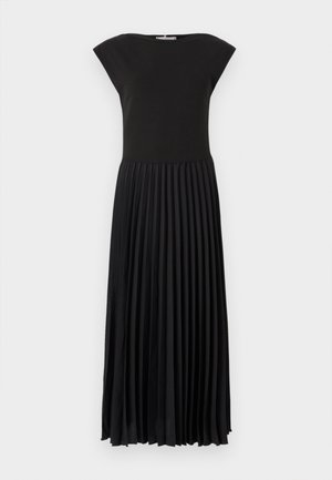 Črna plisirana obleka s prilegajočim bodicem in širokim izrezom. Narejena iz strukturirane tkanine, vsebuje dolgo, tekočo krilo.