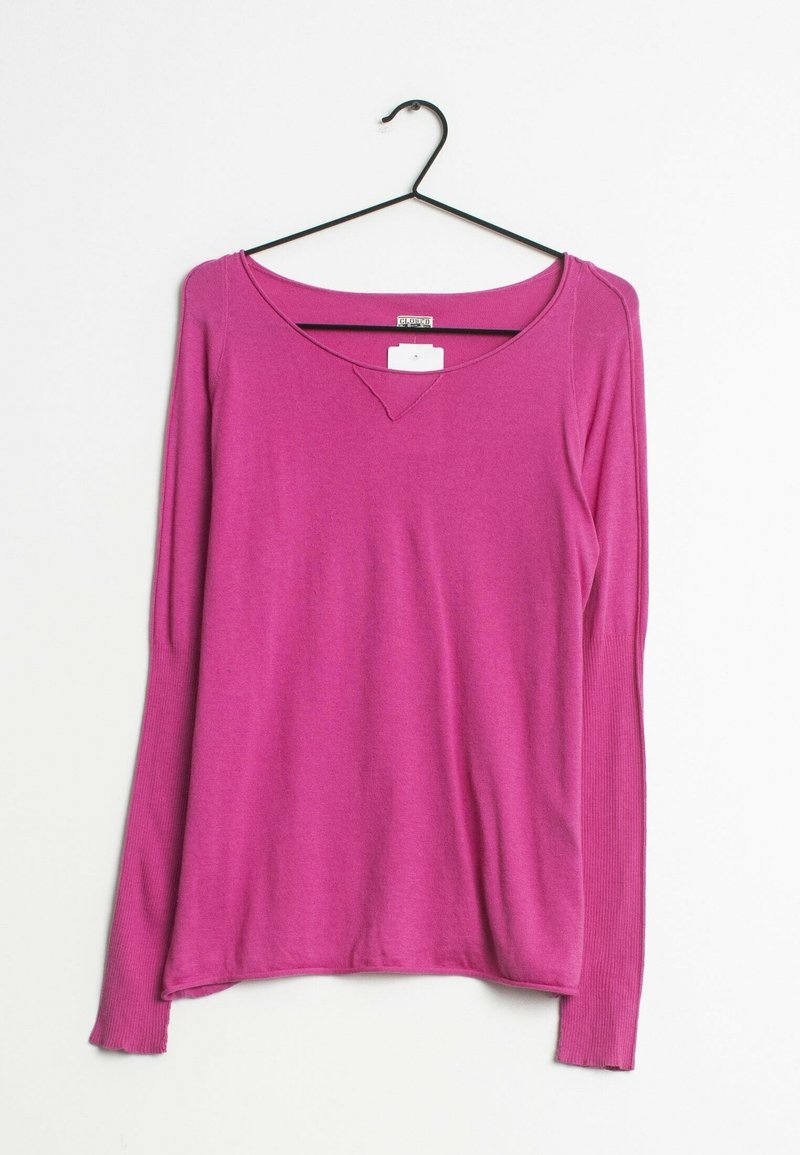 Różowy sweter z długim rękawem o prążkowanej fakturze i dekolcie w kształcie V. Wiszący na czarnym wieszaku na białym tle. Metka przymocowana przy dekolcie.