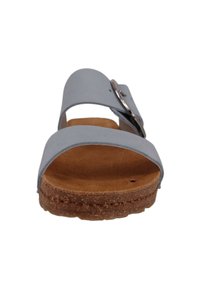 Grå lædersandal med bred rem, justerbart sølvspænde og sål i brun kork. Flad design med åbent tåudskæring.