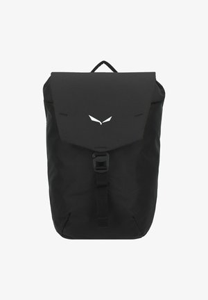 Schwarzer Rucksack aus strapazierfähigem Stoff mit umklappbarem Deckel, Plastikverschluss und weißem Logo. Der Rucksack hat ein minimalistisches Design und eine rechteckige Form.