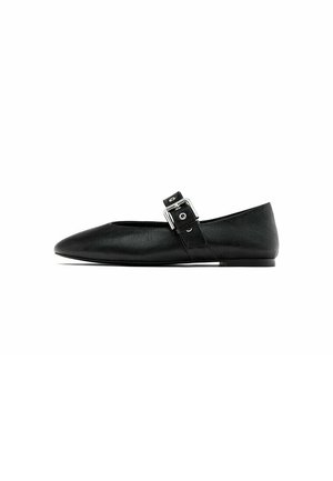 Sorte ballerinas i læder med spids tå og flad sål. Har en justerbar rem med sølvspænde for sikker pasform.
