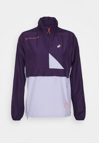 Chaqueta de medio zip en color púrpura y lavanda claro, con cuello alto, puños elásticos y un cierre de cremallera en color naranja; presenta un diseño geométrico y un logo.