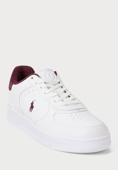 Balti ādas sporta apavi ar bordo akcentiem, caurdurtu purngalu, apaļajām šņorēm un reljefā logotipa zīme. Līdzenais zole ar teksturētu gripu.