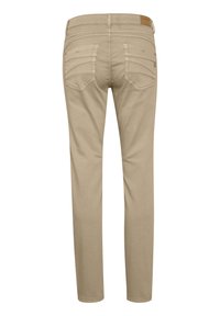 Pantalones beige ajustados con una textura suave, que cuentan con dos bolsillos traseros con detalles de costura y una etiqueta en la cinta.