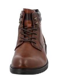 Botas de tobillo de cuero marrón con un acabado suave, que cuentan con seis ojales, detalles en gris y una suela de goma. Los cordones son de un marrón oscuro y texturizados.