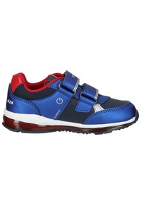 Scarpe da ginnastica blu con accenti rossi, dotate di tomaia sintetica, due cinturini con chiusura a strappo e suola in gomma. Saini ventilati per la traspirabilità.