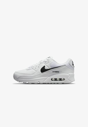 Hvit Nike Air Max-sneaker med svart Swoosh, teksturert overdel, polstret krage og synlig luftpute i hælen; moderne atletisk design.