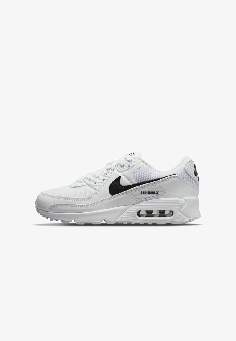 Sapatilha Nike Air Max branca com um Swoosh preto, parte superior texturizada, colarinho almofadado e unidade de ar visível no calcanhar; design atlético moderno.