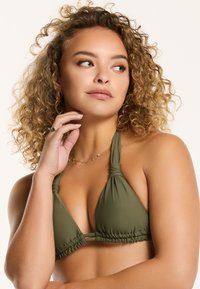Alkūnės žalia bikini viršus su trikampio formos puodeliais, reguliuojama kaklo juosta, susiraukšlėjusi tekstūra ir šoninių pjūvių dizainu.