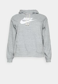 Grå huvtröja i texturerad fleecematerial, med en stor vit Nike-logga på framsidan och snoddar för justerbar passform.