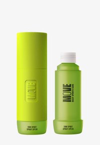 Två gröna sprayflaskor sida vid sida: en hög och ribbad, märkt "MOVE," och en kortare, slät flaska med svart text, båda märkta SPF 30.