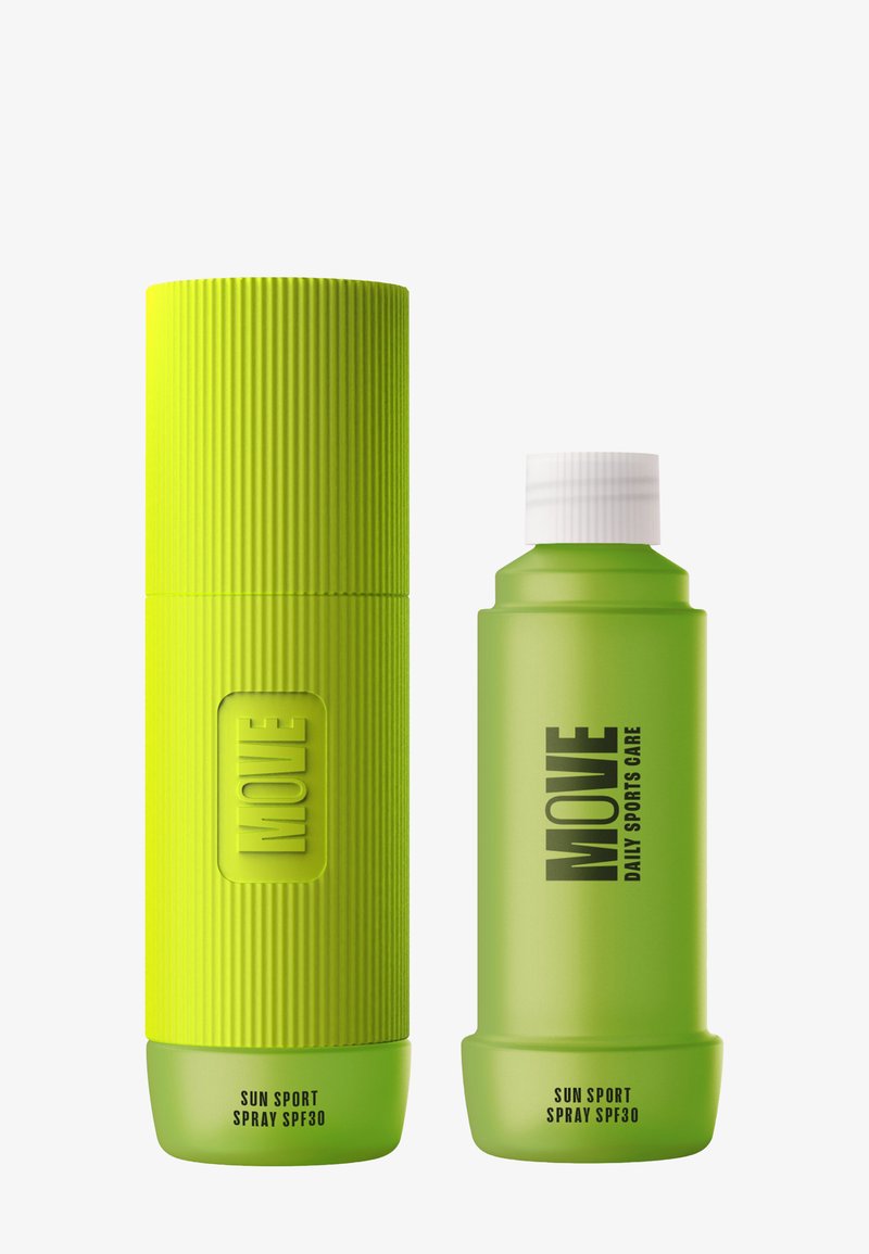 Två gröna sprayflaskor sida vid sida: en hög och ribbad, märkt "MOVE," och en kortare, slät flaska med svart text, båda märkta SPF 30.