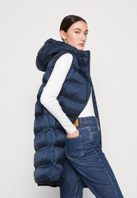 TOM TAILOR LONG LIGHTWEIGHT VEST - Vesta - sky captain blue