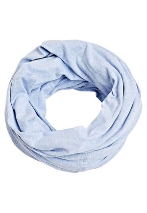 Tour de cou en tissu doux bleu clair roulé en forme circulaire sur fond blanc.