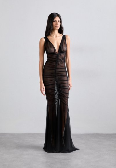 Robe noire transparente avec un décolleté plongeant, texture froncée et silhouette ajustée, s'étendant jusqu'à un ourlet élégant et fluide.