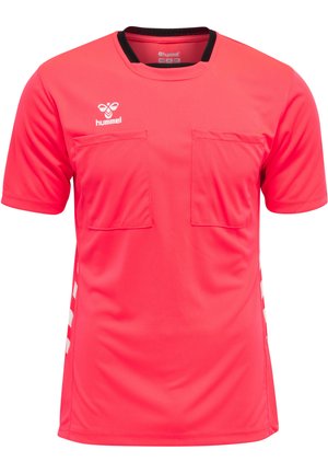 T-shirt de sport rouge à manches courtes en tissu léger, avec deux poches poitrine et un bord noir au niveau de l'encolure. Rayures blanches sur les côtés et logo.