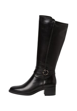 Botte en cuir noir montante avec un bout arrondi, une sangle décorative avec une boucle circulaire, et un petit talon carré. Texture lisse et brillante.
