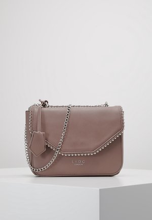 Lila Leder-Umhängetasche mit silberner Kettenträger, mit Nieten besetztem Rand, Vorderklappe und LYDC London-Logo auf der Vorderseite.