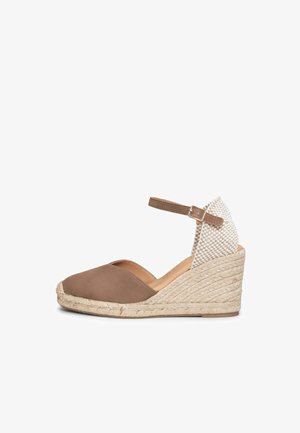 Zapato alpargata de cuña con puntera cerrada marrón, correa de tobillo tejida beige con hebilla y suela plataforma de yute trenzado.