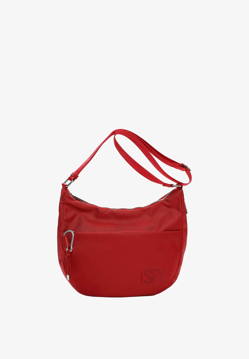 Punainen teksturoidun pinnan olkalaukku, jossa säädettävä hihna, vetoketjusuljenta, etutasku ja hopeinen karabiinihaka valkoisella taustalla.